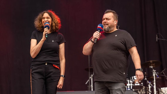 Elke und Jens aus dem NDR 2 Morgen auf der Bühne in Papenburg © NDR 2 Foto: Axel Herzig