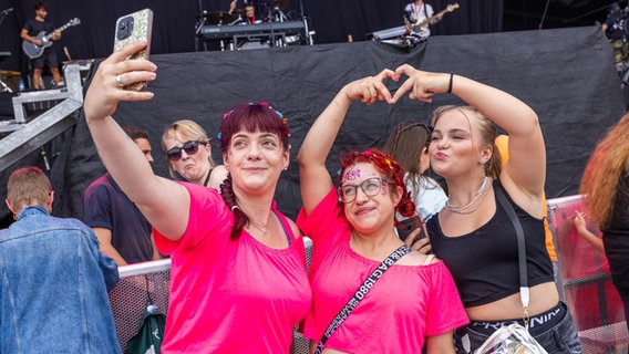 Drei Festival-Gäste aus Weener machen ein Selfie © NDR 2 Foto: Axel Herzig