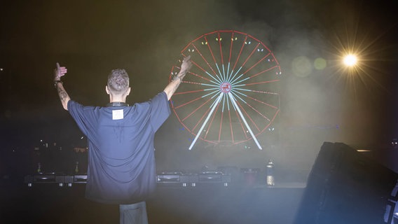 Robin Schulz vor dem Publikum und dem Riesenrad © NDR 2 Foto: Axel Herzig