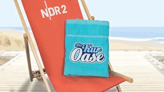 Blaues Handtuch mit der Aufschrift "Die Kur-Oase" liegt auf einem NDR 2 Klappstuhl vor einer gezeichneten Strandkulisse (Montage) © NDR 2 Foto: Nadine Egbringhoff