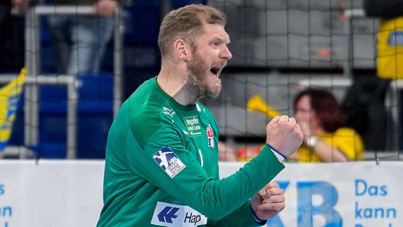 Ex-Nationaltorwart Johannes "Jogi" Bitterer Jubel beim Spiel der Rhein-Neckar-Löwen am 7. April 2022 © IMAGO / foto2press 