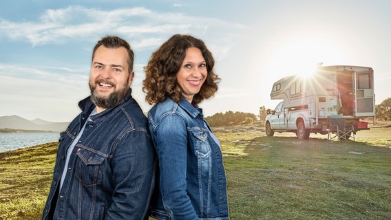 Jens Mahrhold und Elke Wiswedel stehen neben einem Wohnmobil auf einer Wiese (Montage) © picture alliance / Westend61 | Stefan Schütz 