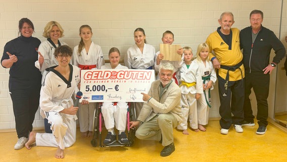 Jubel bei der Scheckübergabe bei der inklusiven Teakwondo-Gruppe von RW Kiebitzreihe © NDR 2 