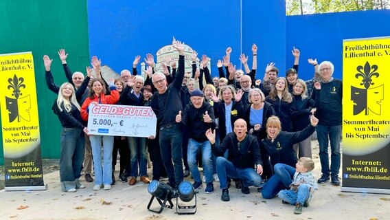 Scheckübergabe auf der Bühne mit dem Ensemble der Freilichtbühne Lilienthal © NDR 2 