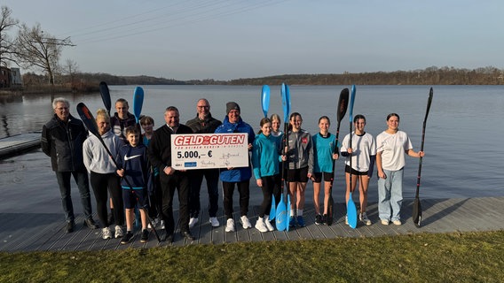 Die Mitglieder des Müritzsportclub Waren e.V. mit ihrem 5.000€ Scheck. © NDR 2 