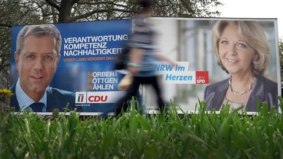 Wahlplakate der CDU mit ihrem Spitzenkandidaten Norbert Röttgen und der SPD mit Ministerpräsidentin Hannelore Kraft. © dpa-Bildfunk Foto: Martin Gerten dpa/lnw
