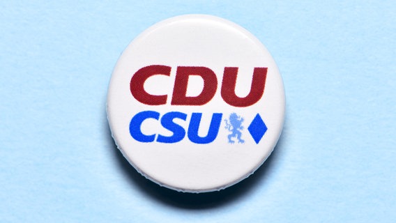 Logo der CDU/CSU (Anstecker) © picture alliance / Bildagentur-online/Ohde 