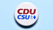 Logo der CDU/CSU (Anstecker) © picture alliance / Bildagentur-online/Ohde 