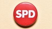 Logo der SPD (Anstecker) © picture alliance / Bildagentur-online/Ohde 