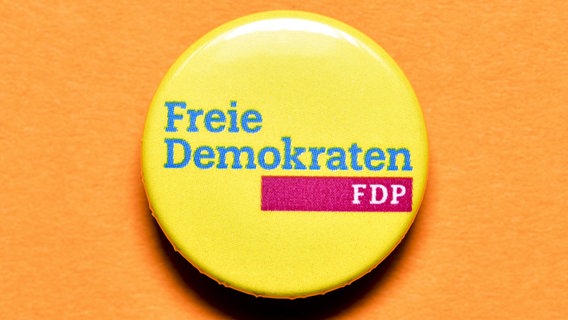 Logo der FDP (Anstecker) © picture alliance / Bildagentur-online/Ohde 