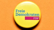 Logo der FDP (Anstecker) © picture alliance / Bildagentur-online/Ohde 