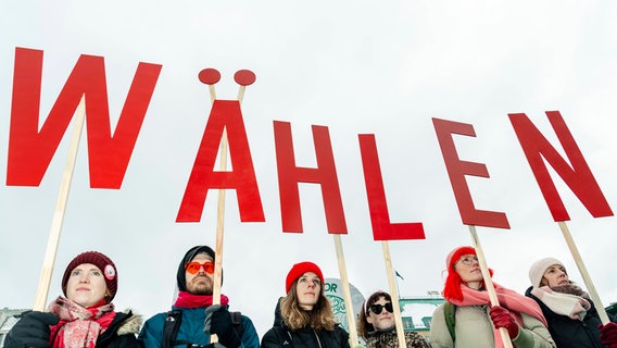 Menschen halten am 14. Februar 2025 in Berlin die Buchstaben "WÄHLEN" in die Höhe © IMAGO / Eventpress 