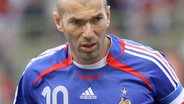 Der französische Kapitän Zinedine Zidane am 31.05.2006 beim Test-Länderspiel in Lens gegen Dänemark (2:0). © picture-alliance/ dpa Foto: Abaca Mehdi Taamallah 98975