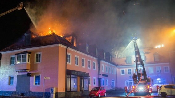 Eine brennende Flüchtlingsunterkunft in Bautzen. © dpa Bildfunk Foto: Rico Loeb