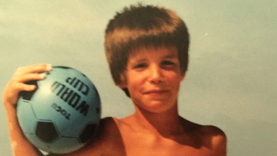 Jens Hardeland am Strand mit blauem Ball in den Achtzigern © Privat 