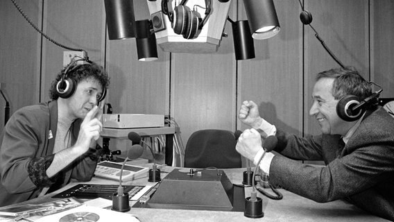 Uwe Bahn und der damalige NDR Intendant Dr. Peter Schiwy sitzen sich 1989 im NDR 2 Studio gegenüber © NDR / Knut Müller 