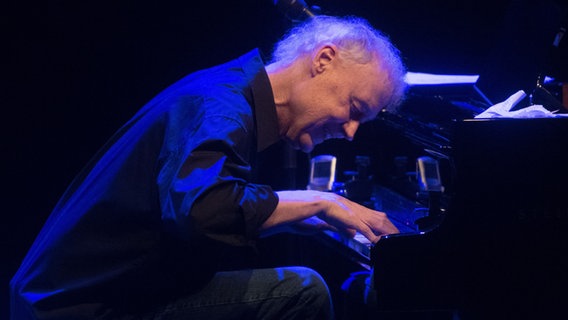 der Musiker Bruce Hornsby spielt Klavier. © picture alliance / Photoshot 