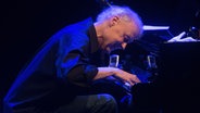 der Musiker Bruce Hornsby spielt Klavier. © picture alliance / Photoshot 