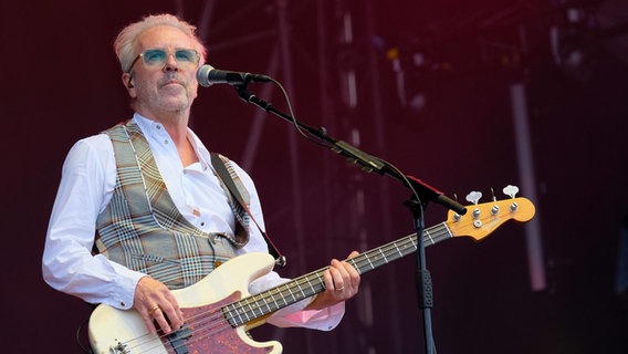 Bassist Nick Seymour von der Band Crowded House auf der Bühne beim Isle of Wight Festival 2024. © IMAGO / SOPA Images 