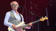 Bassist Nick Seymour von der Band Crowded House auf der Bühne beim Isle of Wight Festival 2024. © IMAGO / SOPA Images 