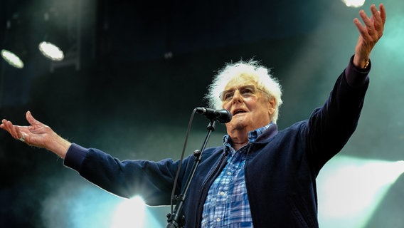 Dave Cousins von den Strawbs auf dem Cropredy Festival 2023. © IMAGO / Avalon.red 