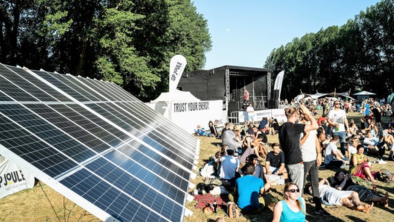 Solarpanel für die autarke Energiegewinnung auf dem Futur 2 Festival. © IMAGO / Chris Emil Janßen 