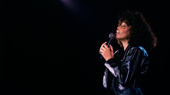 Whitney Houston singt bei einem Konzert am 25. Mai 1988 © picture alliance / NTB | Henrik Laurvik 