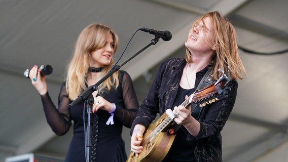 Ida Mae (Stephanie Jean und Chris Turpin) bei einem Auftritt auf dem Newport Folk Festival 2021. © IMAGO / Imagn Images 