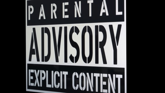 Das "Parental Advisory" Label für Audioaufnahmen © IMAGO / Dreamstime 