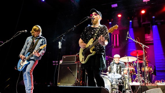 Die Indie-Rock-Band Schrottgrenze bei einem Konzert in der Berliner Columbiahalle. © IMAGO / Carsten Thesing 