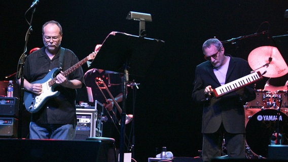 Gitarrist Walter Becker (li.) mit Sänger Donald Fagen während eines Konzerts im Seminole Hard Rock Hotel und Casino in Hollywood. © IMAGO / UPI Photo 