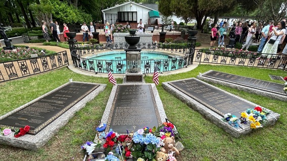 Das Grab Elvis Presleys auf seinem Anwesen Graceland in Memphis, Tennessee. © Harald Mönkedieck Foto: Harald Mönkedieck