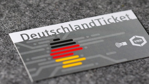 Ein Deutschlandticket liegt auf einer grauen Fläche © picture alliance / pressefoto_korb Foto: Micha Korb