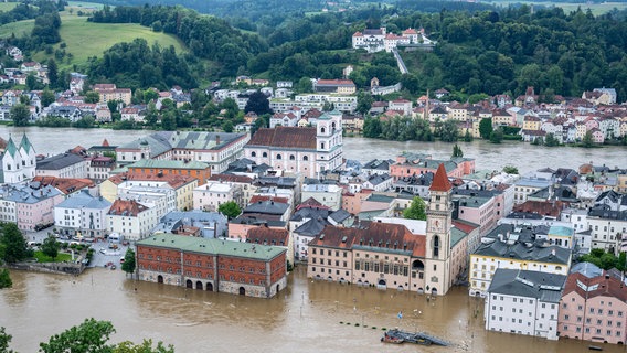 Teile der Passauer Altstadt sind vom Hochwasser der Donau überflutet. © picture alliance/dpa Foto: Armin Weigel