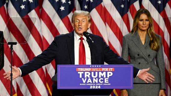 Donald Trump bei seiner Rede im Palm Beach Convention Center. © picture alliance / newscom | JOE MARINO Foto: JOE MARINO