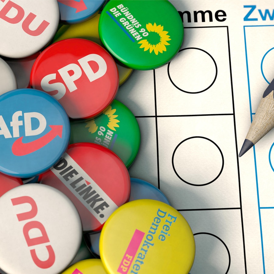 Symbolbild mit verschiedenen Parteien und einem Stimmzettel © picture alliance / Zoonar | DesignIt 