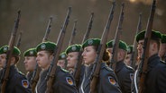 Soldatinnen und Soldaten des Wachbataillons der Bundeswehr treten an zu einem Empfang im Bendlerblock in Berlin, © picture alliance / photothek.de | Juliane Sonntag 