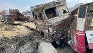 kaputte Busse von der Flutkatastrophe in Nepal © NDR Foto: Charlotte Horn