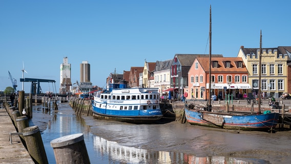 Der Hafen der friesischen Stadt Husum an einem sonnigen Tag im Frühling. © picture alliance / CHROMORANGE Foto: Alexander Ludwig