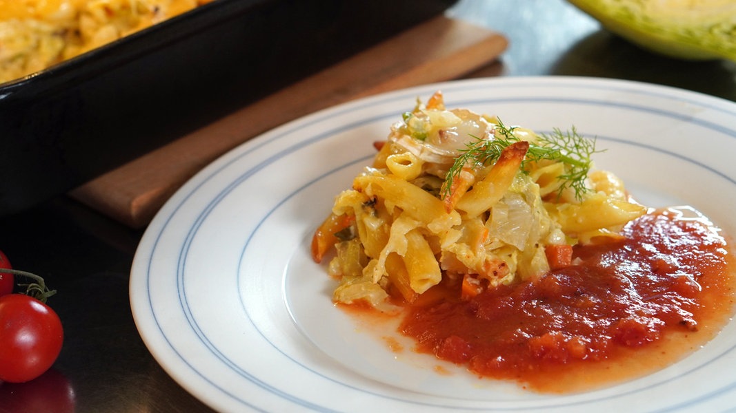 Nudelauflauf mit Gemüse und Tomatensoße | NDR.de - Ratgeber - Kochen ...