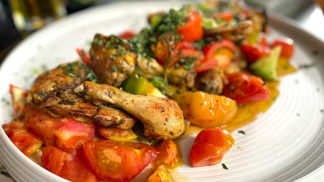 Hähnchenkeulen aus dem Ofen mit Tomaten | NDR.de - Ratgeber - Kochen ...