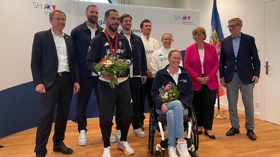 Daniel Günther (CDU) und Athleten der Olympischen Spiele, sowie der paralympischen Spiele posieren für ein Foto im Landeshaus. © NDR Foto: Moritz Ohlsen