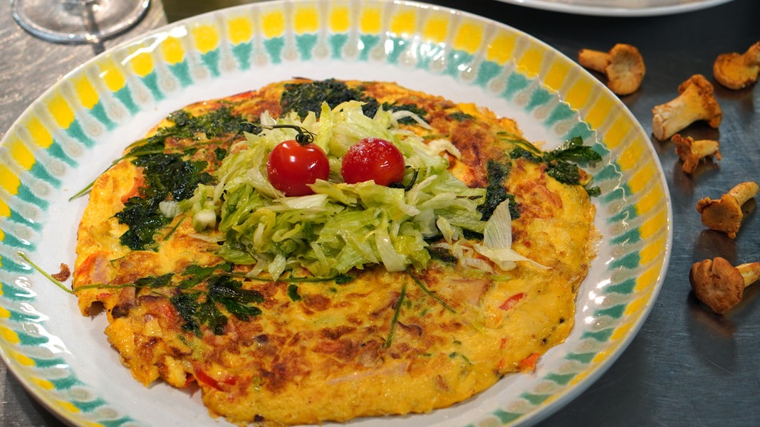 Omelett mit Pfifferlingen und Salat | NDR.de - Ratgeber - Kochen - Rezepte