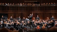 Andrew Manze dirigiert das Orchester, die NDR Radiophilharmonie © NDR Foto: Micha Neugebauer