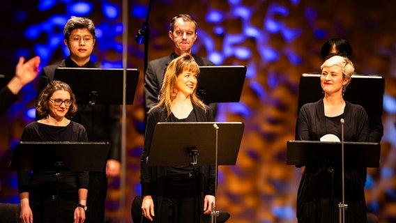 Das NDR Vokalensemble, das Jerusalem Quartet und das ungarische Volksmusik-Duo Júlia Kubinyi & Szokolay Dongó Balázs im Konzert im Rahmen des NDR Festivals "Kosmos Bartók" im Kleinen Saal der Elbphilharmonie. © NDR/Andy Spyra Foto: Andy Spyra