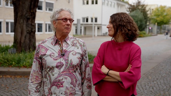 Screenshot: Perkussionistin und Vibraphonistin Evi Filippou im Gespräch mit Dirigent und Trompeter Tim Hagans auf dem Gelände des NDR in Hamburg am Rothenbaum. © NDR Foto: Screenshot