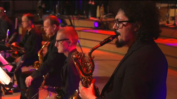 Livestream: Die NDR Bigband im Konzert mit Gabriel Pérez, Luigi Grasso am Saxofon. © NDR 