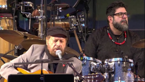 Screenshot: João Bosco und Drummer Kiko Freitas beim Konzert mit der NDR Bigband (2017). © Screenshot 