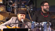 Screenshot: João Bosco und Drummer Kiko Freitas beim Konzert mit der NDR Bigband (2017). © Screenshot 