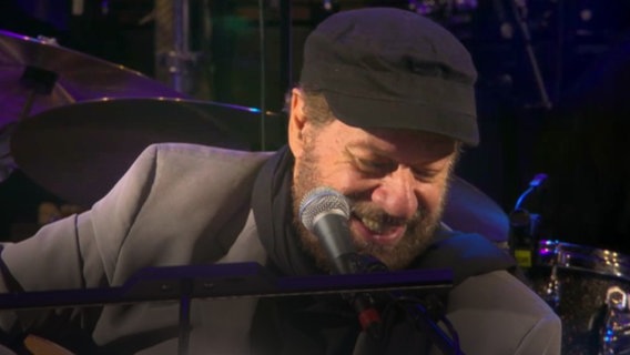 Screenshot: João Bosco beim Konzert mit der NDR Bigband (2017). © Screenshot 